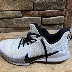 Women’s Nike basketball shoes size 7